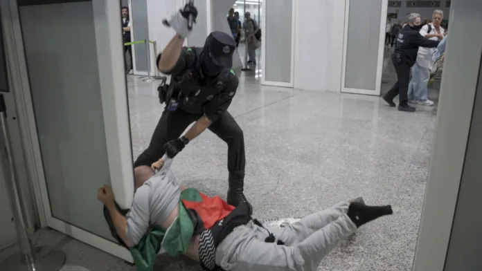 Ισπανία: Βίντεο με άγριο ξύλο στους ταξιδιώτες του στολίσκου