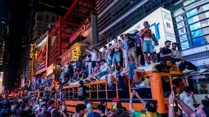 Χάος στη Νέα Υόρκη: Οι Knicks κατακτούν το πρωτάθλημα και οι πανηγυρισμοί ξεφεύγουν(βίντεο)