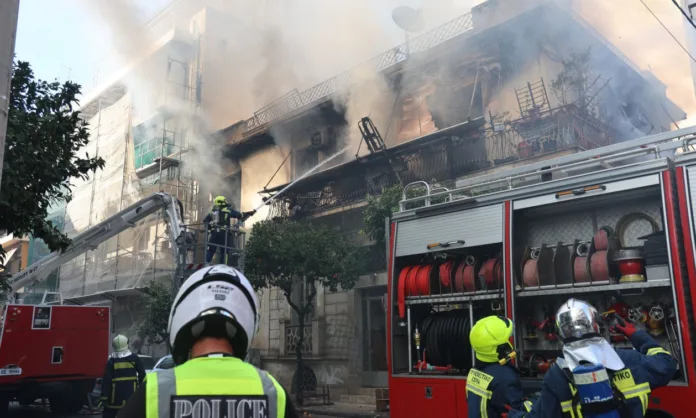 Βίντεο με την δραματική στιγμή που η 75χρονη πηδάει από το μπαλκόνι για να σωθεί
