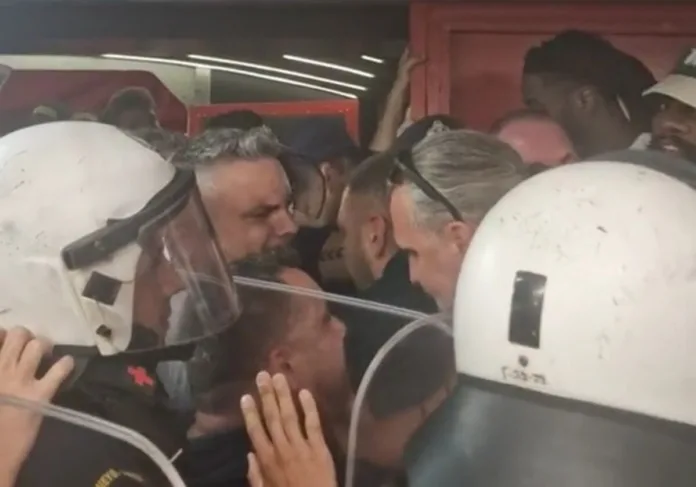Παναθηναϊκός AKTOR: Σκηνικό έντασης με μπουνιά Τζόουνς σε Ναν - Οργισμένος ο Αταμάν