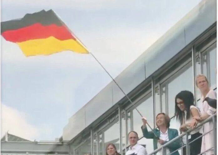 Η AfD κυμάτισε γερμανική σημαία στο Κοινοβούλιο και επενέβη η αστυνομία!