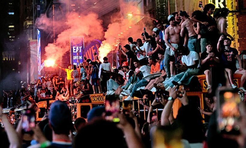 Χάος στη Νέα Υόρκη: Οι Knicks κατακτούν το πρωτάθλημα και οι πανηγυρισμοί ξεφεύγουν(βίντεο) Χάος από τους πανηγυρισμούς στη Νέα Υορκη
