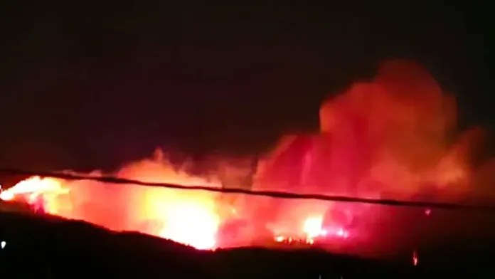 Φωτιά στη Φλόκα Αχαΐας: Μεγάλο και ανεξέλεγκτο το μέτωπο – Επιχειρούν εναέρια μέσα, μήνυμα 112 για εκκένωση