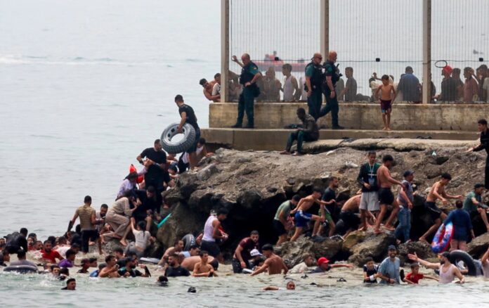 Χαμός στη Θέουτα: Ο Σάντσεθ στέλνει στρατό για την εισβολή λαθρομεταναστών