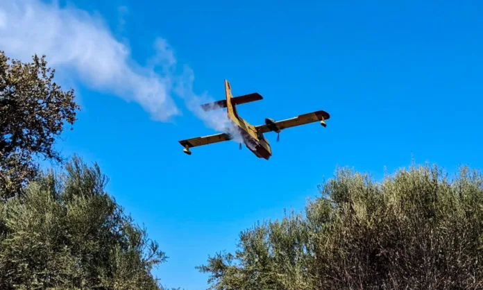 Φωτιά στη Βάρδα Ηλείας με τρία εναέρια μέσα στη μάχη