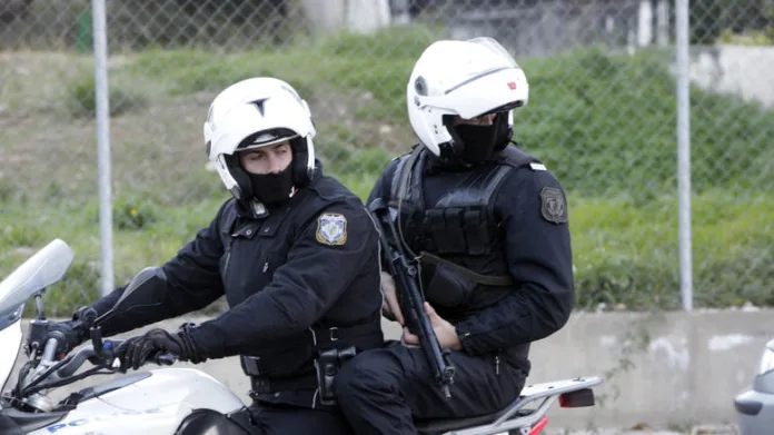 Πύργος: 45χρονος με μαχαίρι στον δρόμο